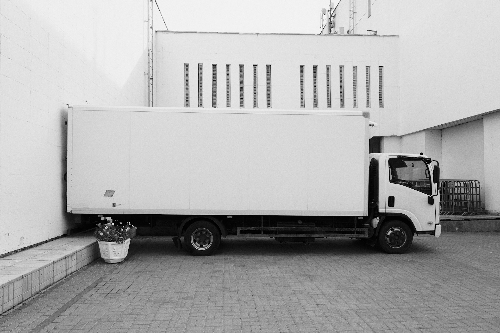 Will a removal lorry fit down a country lane