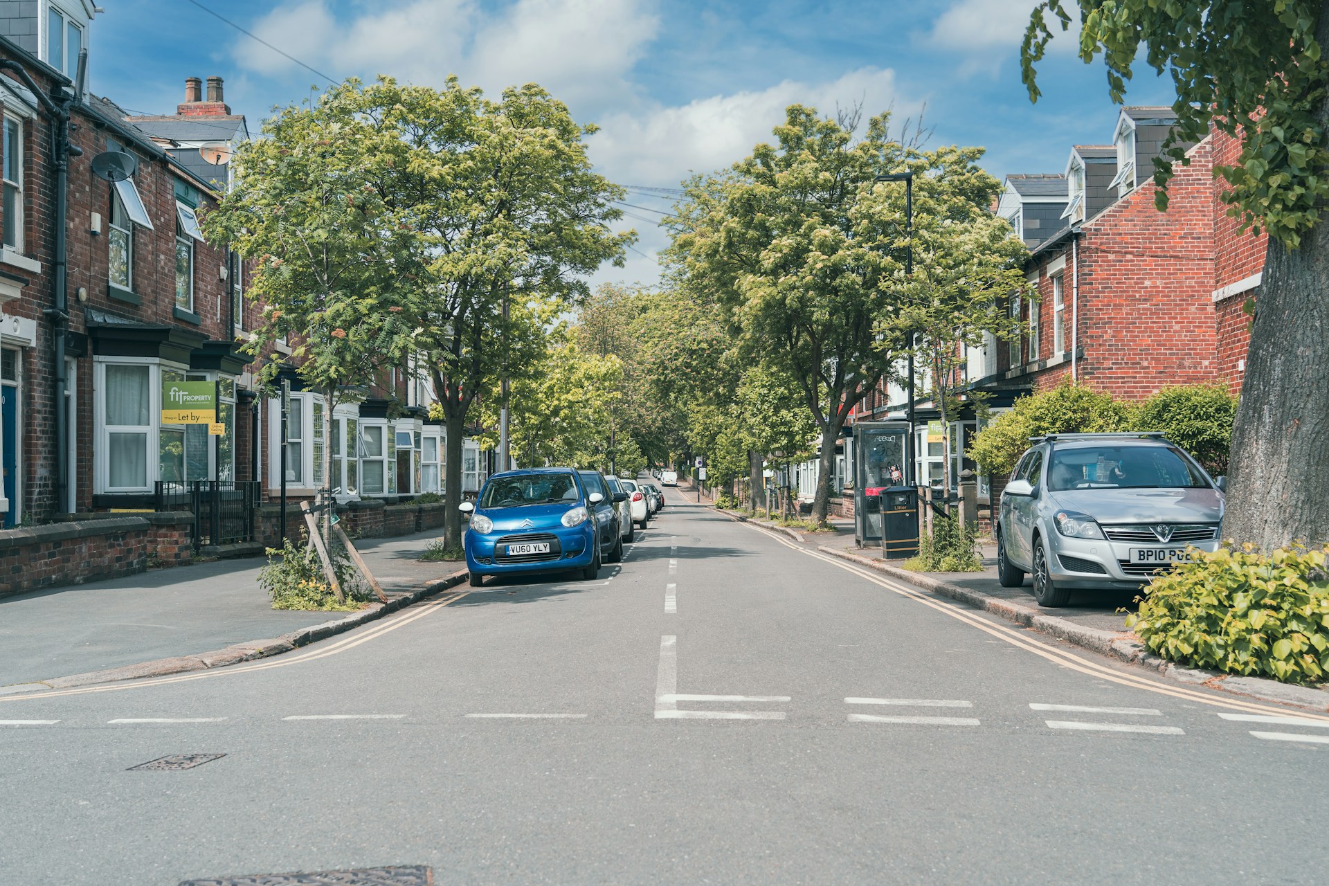 Removal van parking in Romsey, Hampshire on moving day